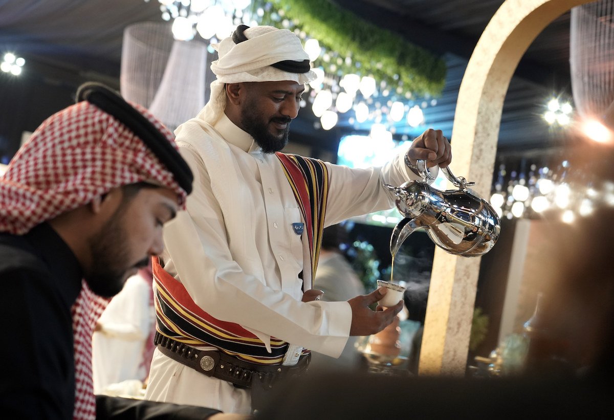 تقديم القهوة في الرياض، صورة توضيحية للضيافة السعودية